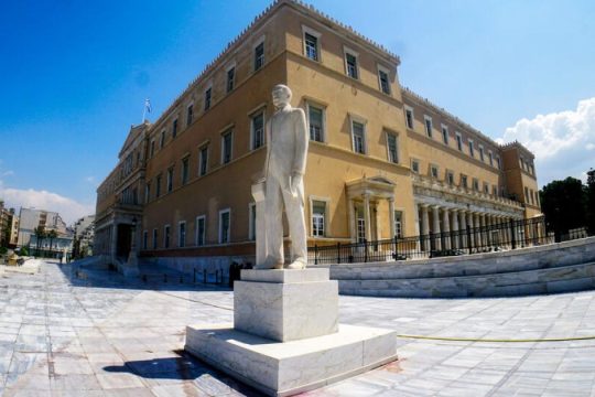 Σε δημοσιονομική στενωπό κυβέρνηση και… νοικοκυριά